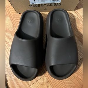YEEZY SLIDE
